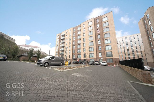 Thumbnail Flat for sale in Stirling Drive, Luton, Bedfordshire