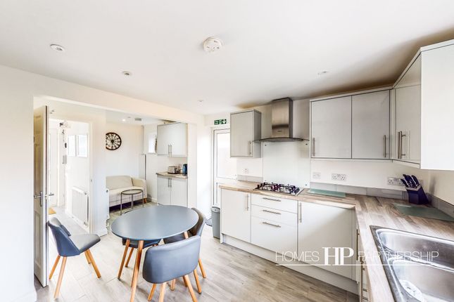 Room 6, 99 Martyrs Avenue, Crawley photo 4