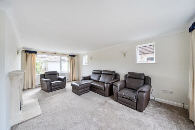 12, Bond Close, Lymington photo 3