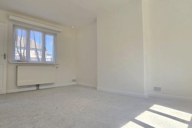 17, Hawthorn Hatch, Brentford photo 3