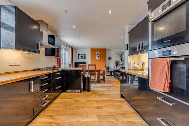 6, Upper Pines, Banstead photo 4