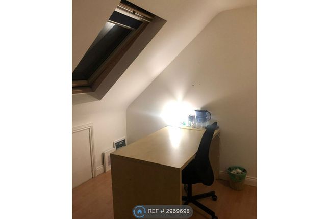 Flat  Top Floor, Holly Tree Farm Broad Oak Lane, Manchester photo 4