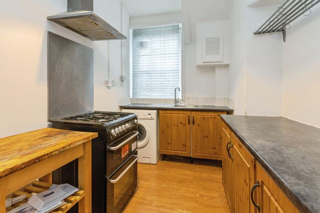 Flat 56/Enfield Cloisters, Fanshaw Street, London photo 2
