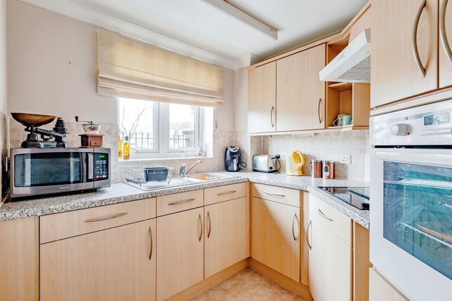 Flat 5, Lewis Court, 65, Linkfield Lane, Redhill photo 3