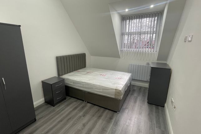 Flat to rent in Clothorn Road, Didsbury, Manchester
