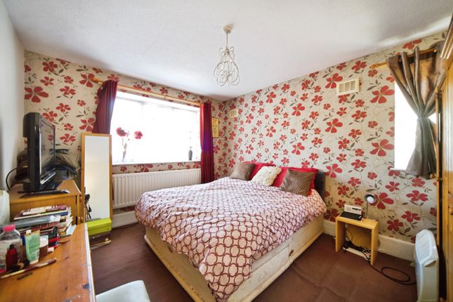 73, Blaney Crescent, London photo 3