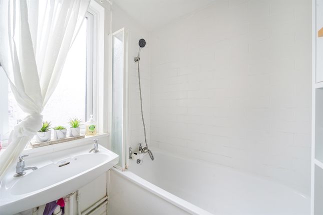 39, Langdale Close, London photo 3