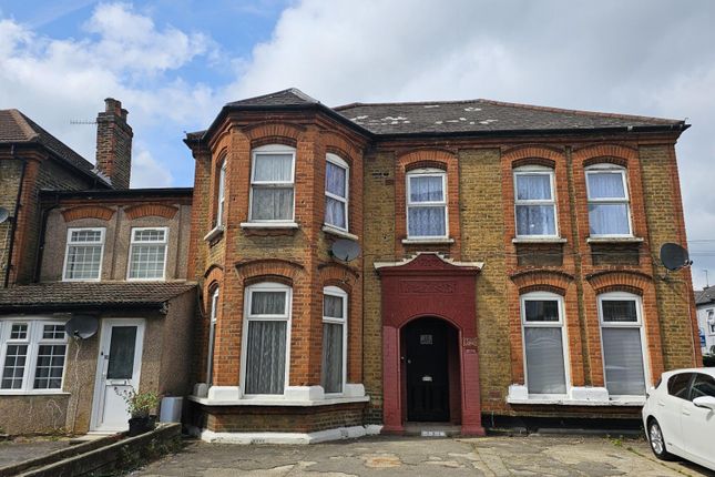 Flat to rent in York Road, Ilford