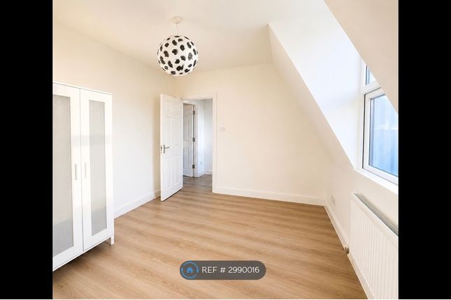4-bed flat on A Brixton Hill, London, £3,000/mo