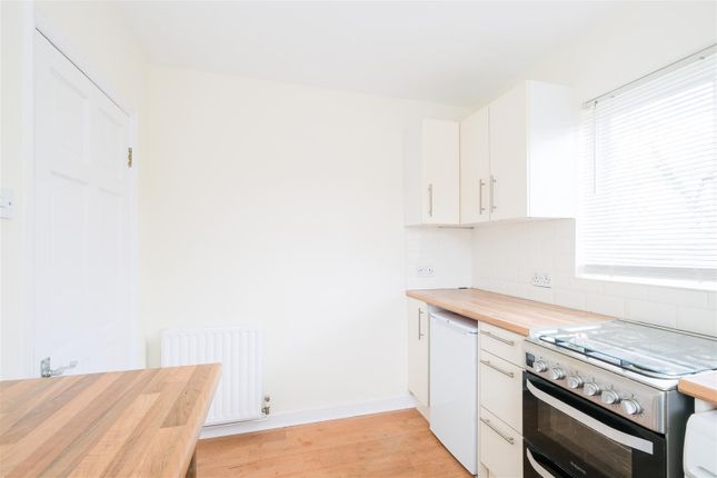 Flat to rent in Crescent View, High Road, Loughton