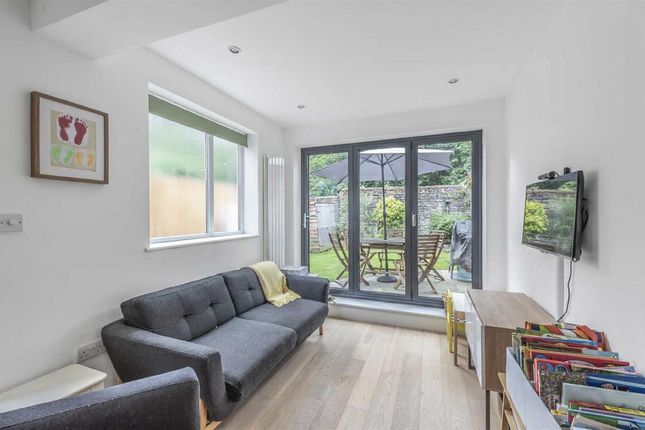 2-bed flat on Tennyson Road, London, £2,750/mo