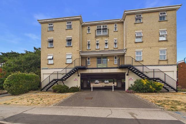 Studio flat on Flat 11, Albany Villas,, Undercliff Road West, Suffolk, £650/mo