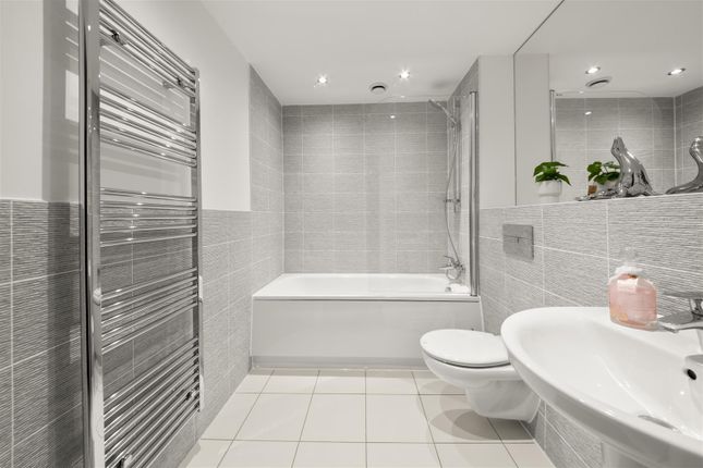 Flat 55, Walsham Court, Ickenham photo 3