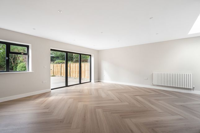 4, Wavendene Avenue, Surrey photo 4