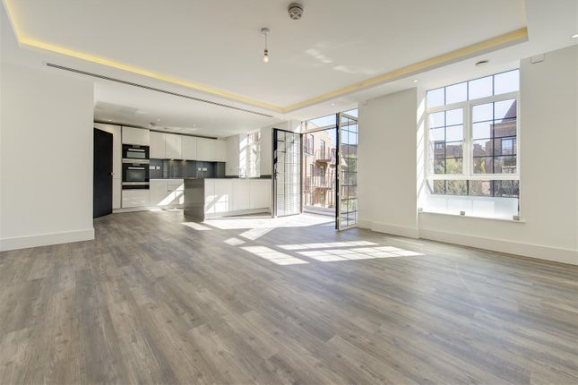 Flat for sale in Wellgarth Road, London
