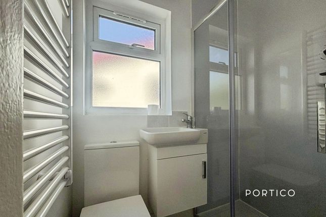 Room 4, 16, Latchford Place, Chigwell photo 2