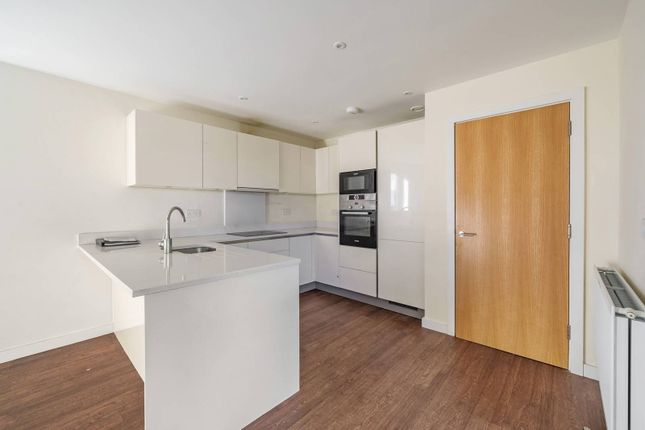 Flat to rent in Dukes Court, Stanmore