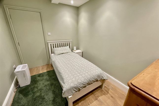 Basement Flat, 23 Esplanade Gardens, Scarborough photo 4