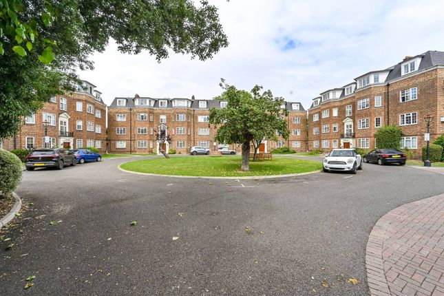 Flat for sale in The Avenue, New Malden, Worcester Park