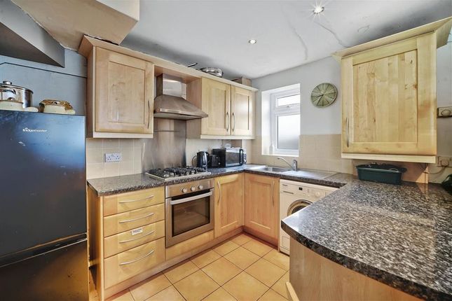 Flat 2, Regency Court, Kingston Road, Teddington photo 2