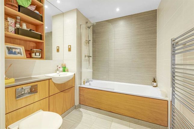 Flat for sale in Robsart Street, London