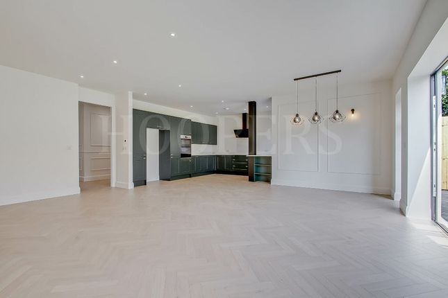 16, Kinloch Drive, London photo 4