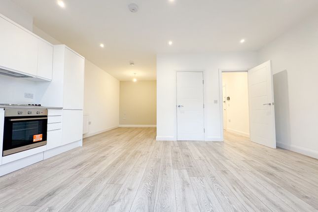 Studio to rent in The Parade, Watford