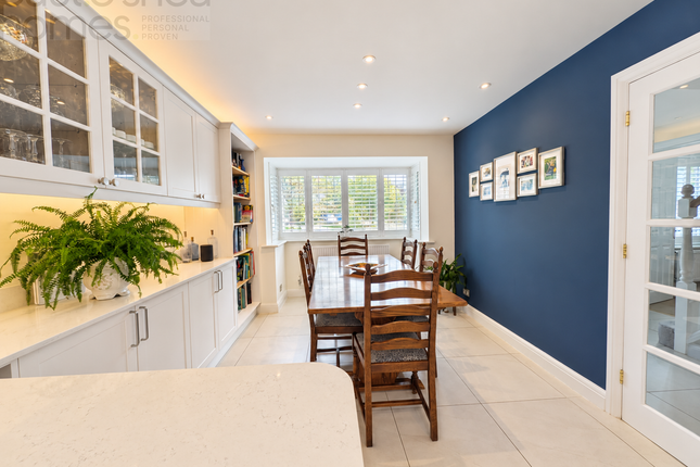 16 Catlin Gardens, Godstone photo 3