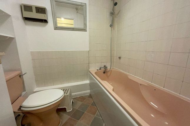 13, Queens Court, Berks photo 3