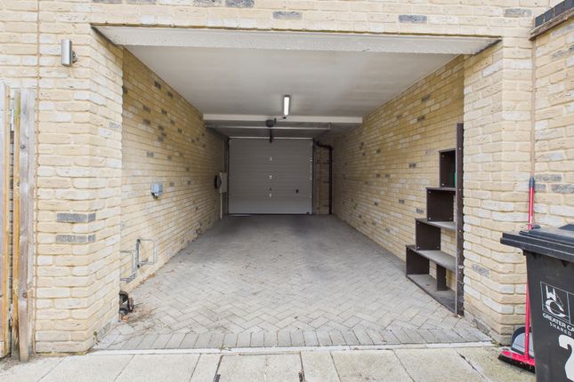 Cam02545G0-Pr0471-Still011