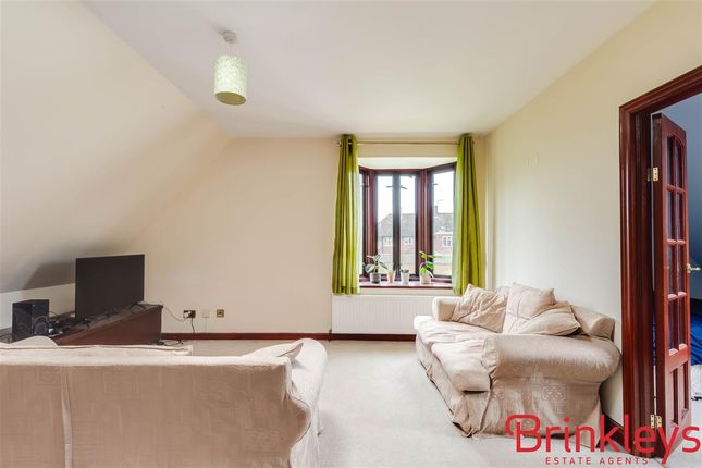 Flat to rent in Chase Court, 8A Bakers End, Wimbledon
