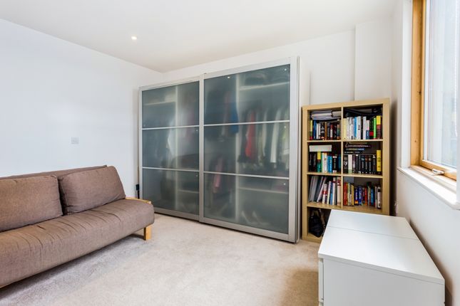 Flat to rent in Mastmaker Road, London