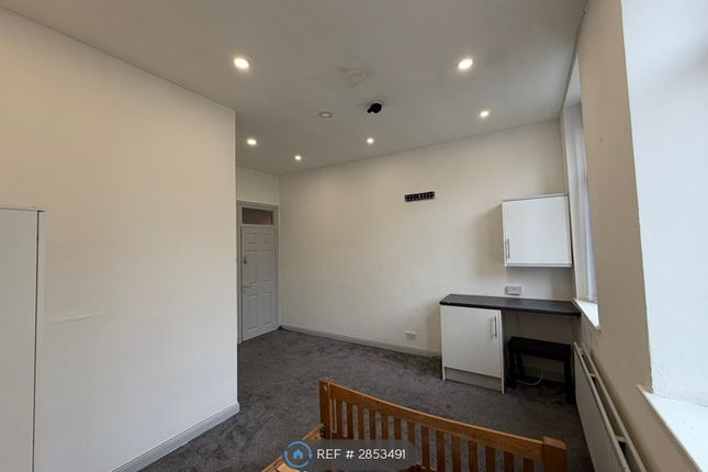 Room, Huddersfield Road, Austerlands, Oldham photo 2