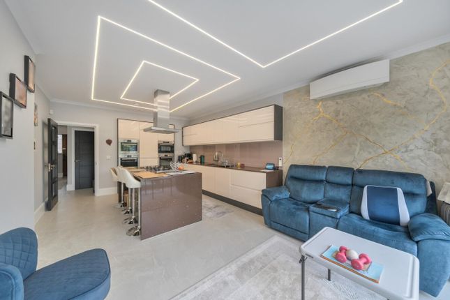 3, Flora Close, Stanmore photo 3
