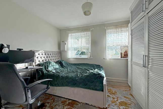 29 Moreton Avenue, Isleworth photo 4