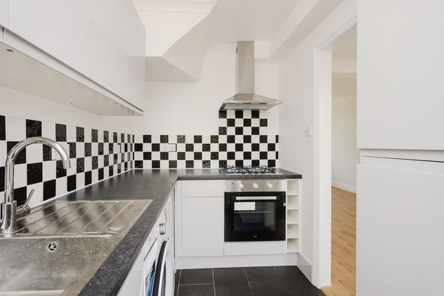 NEW 5 Knollmead, Surbiton photo 4