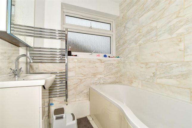 Flat for sale in Edgeworth Close, Whyteleafe, Surrey