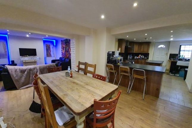 A Spacious, Contemporary Open-Plan Living And Dini...