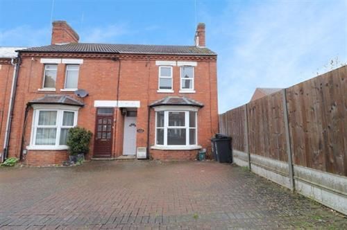 Terraced house to rent in East Grove, Rushden