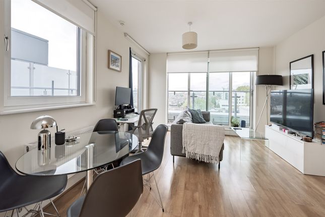 Flat 71, 71 Gooch House, 63-75 Glenthorne Road, London photo 4