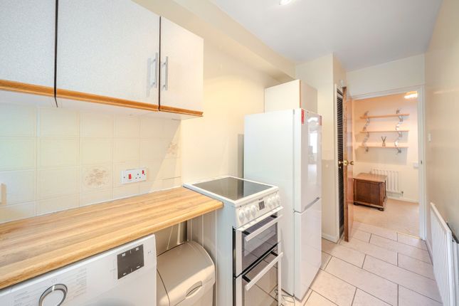 21, North Grove Court, West Yorkshire photo 3