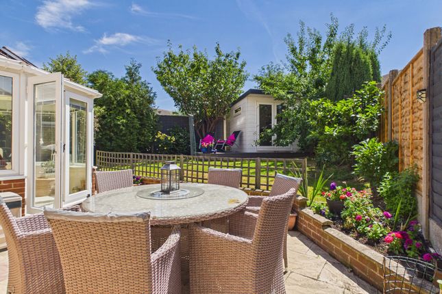 18, Earles Meadow, Horsham photo 3