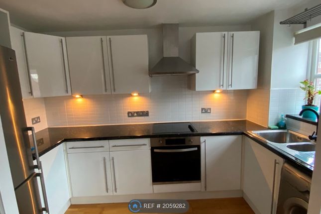 Flat to rent in California Road, New Malden