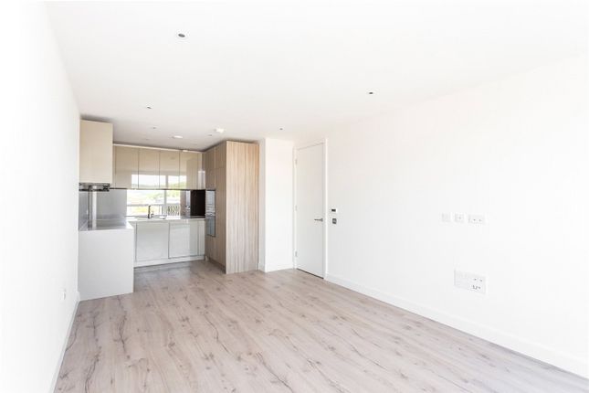 Flat 18,, Basset Court, London photo 4