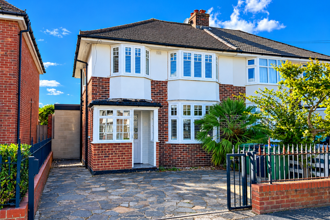 Faraday Road, West Molesey photo 2