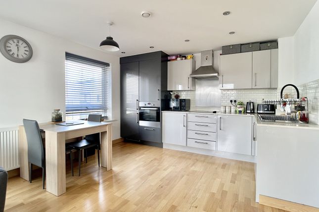 Flat for sale in Creek Mill Way, Waterford Place, Dartford, Kent