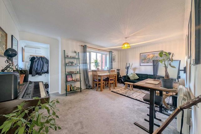 10, St James Court, Brightlingsea photo 2
