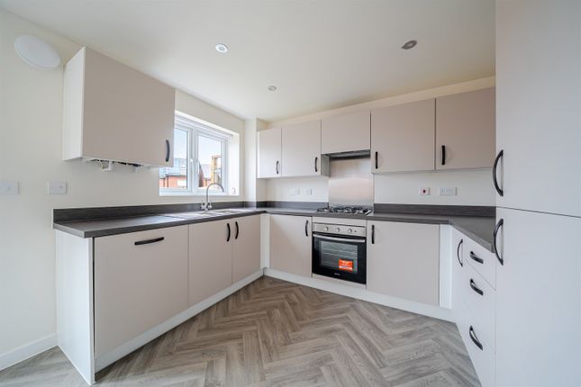 16, Taylor Way, Gedling, Nottingham photo 2