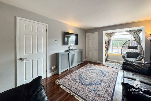 26 Dowding Close, Woodley, Berkshire photo 3