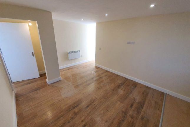 Flat 4, 2, Ling Bob, Halifax photo 2
